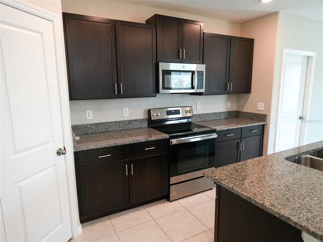 Building Photo - 402 Royal Empress Dr