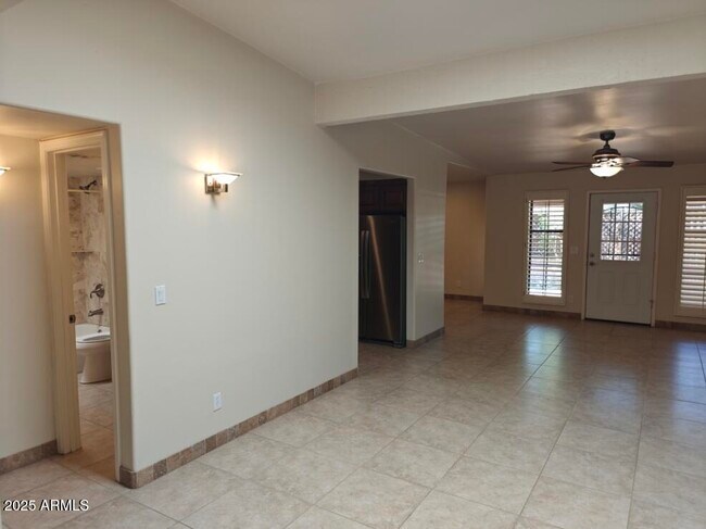 Building Photo - 8428 E Malcomb Dr