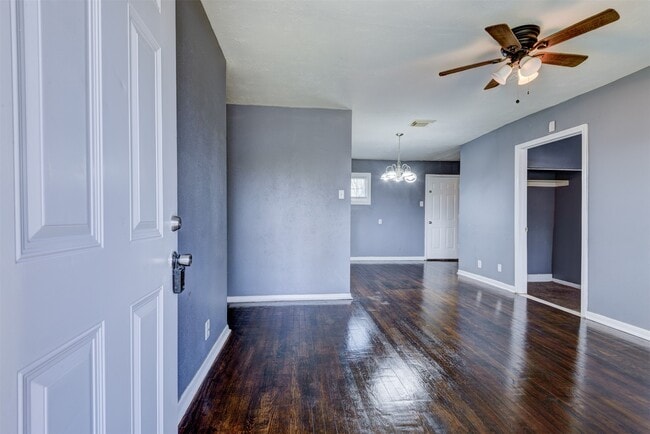 Building Photo - 9506 Sierra Dr