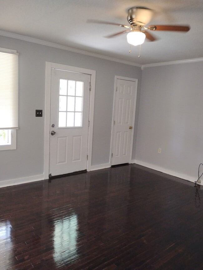 Building Photo - 1503 W 6th St