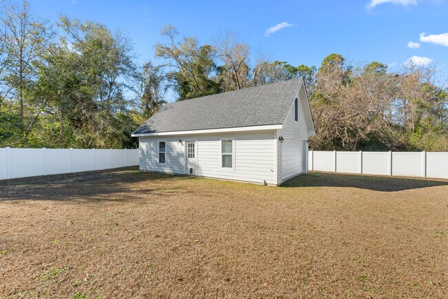 Building Photo - 1811 Old Carriage Trail