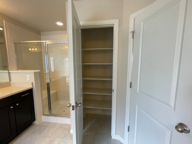 Building Photo - Luxurious 3 Bedroom 2.5 Bathroom House in ...