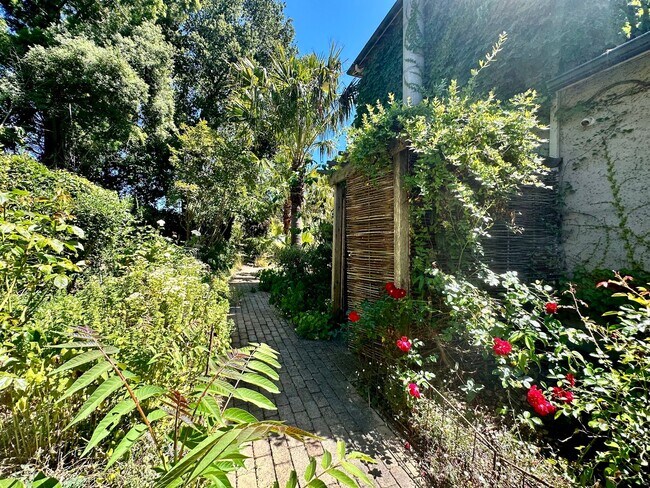 Building Photo - Woodside Classic 3 Bedroom on Beautiful Park Like Yard