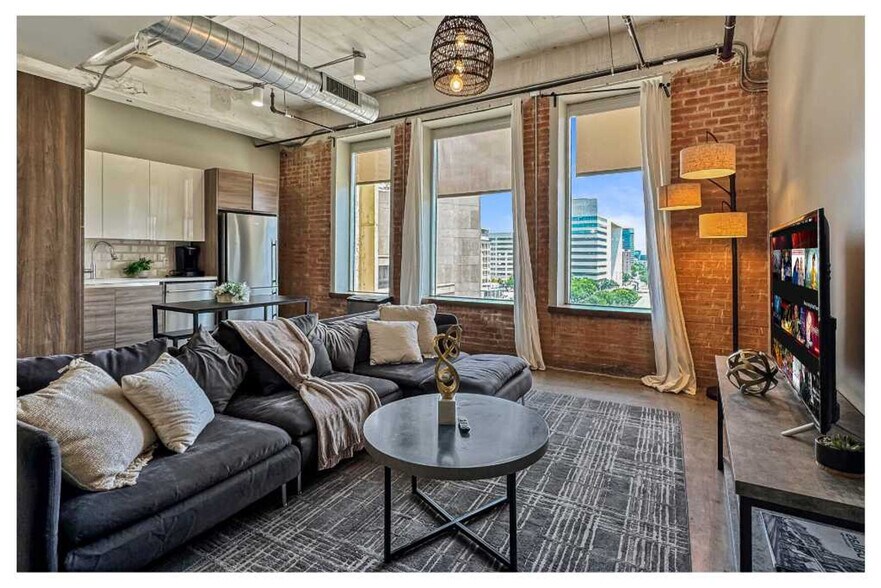 Building Photo - 555 Evergreen St