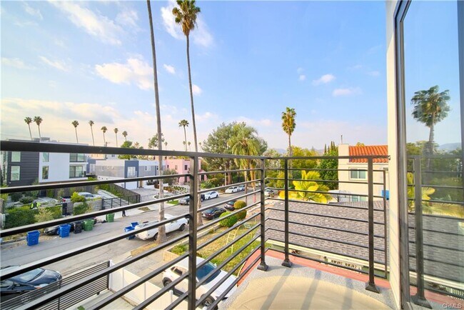 Building Photo - 616 N Mariposa Ave