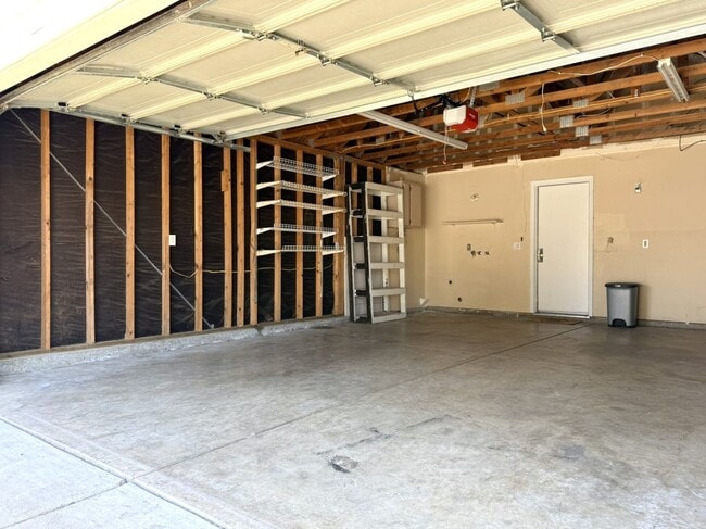 Building Photo - 4/2 Available NOW!!!