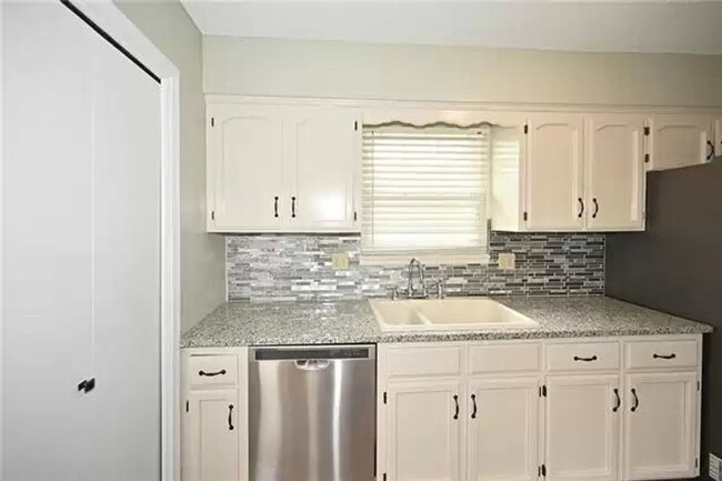 Building Photo - 1102 Hampton Dr