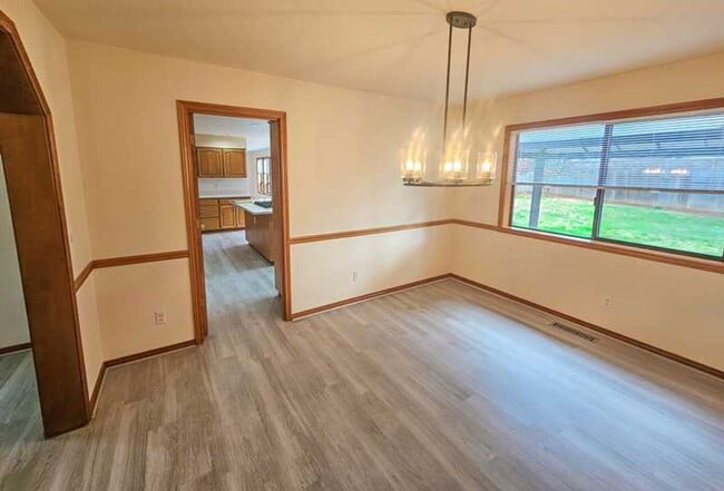 Building Photo - Spaceous newly remodeled 5 bedroom 3 bath ...