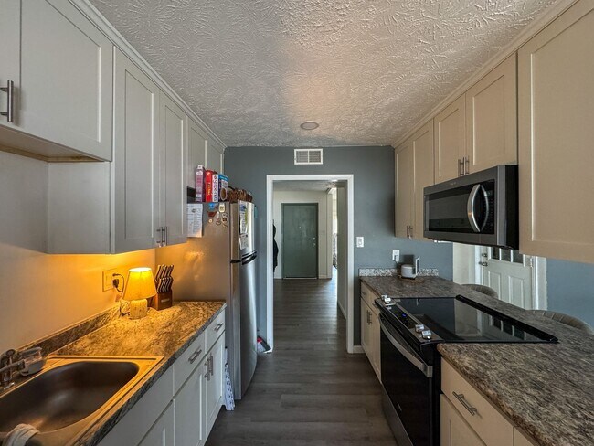 Building Photo - Charming 3 Bed 2 Bath Home with Fenced Yard