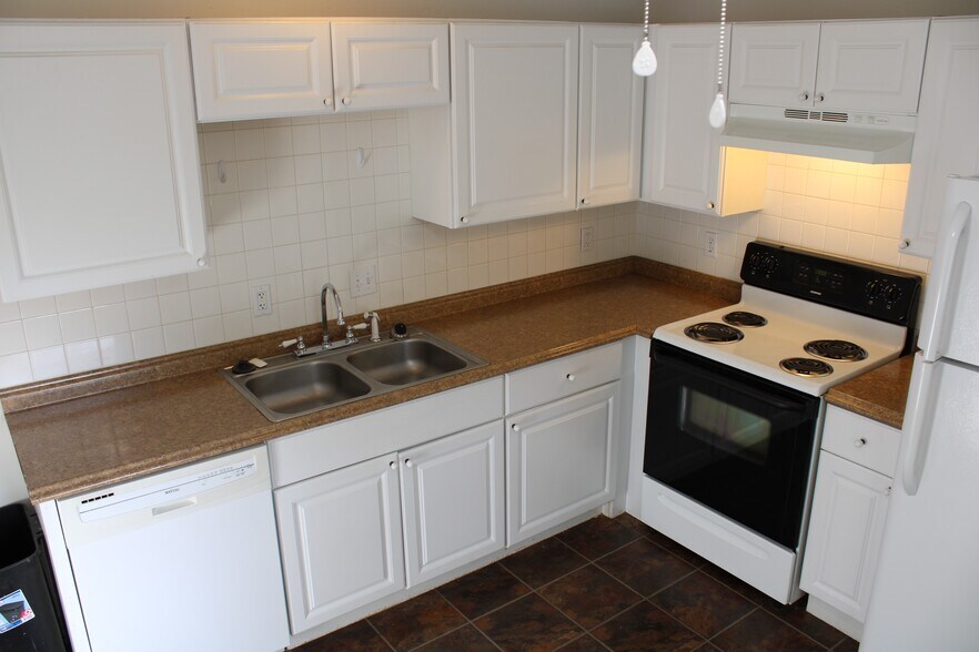 Kitchen - 817 Cole Blvd