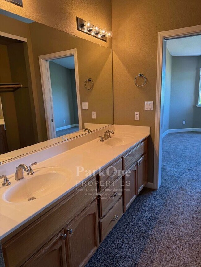 Building Photo - Updated Townhouse in Clayton Available for Lease now!