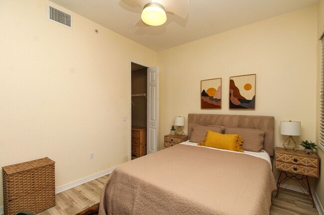 Building Photo - MARIPOSA ** SEASONAL (90 DAY MINIMUM STAY)...