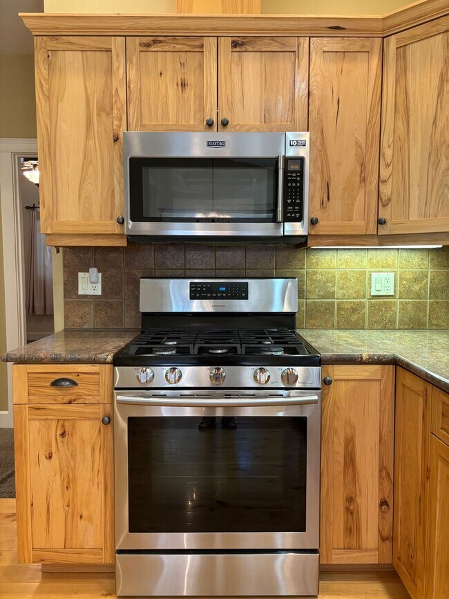 Building Photo - 3 Bed 2 Bath Single level - Fenced Yard-No...