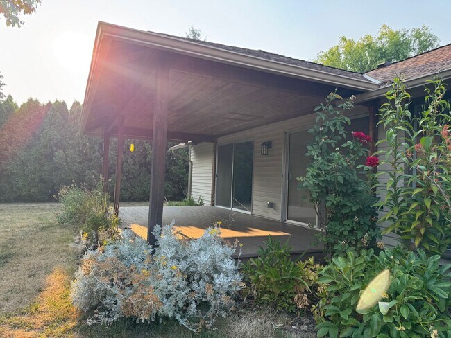 Building Photo - 1440 NW Meadowgreen Pl