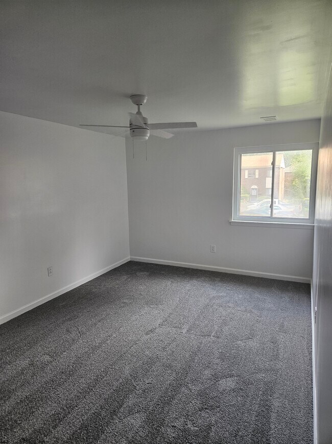 Building Photo - 15 Kings Ct
