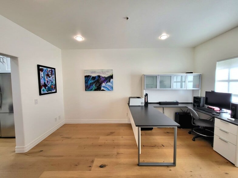 Building Photo - 851 N San Vicente Blvd