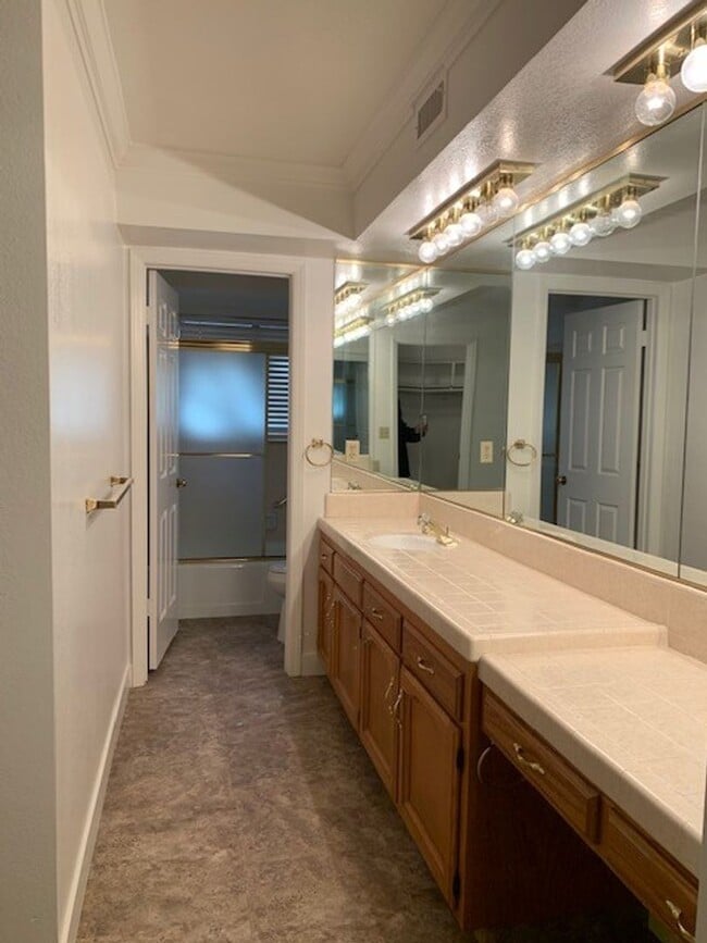 Building Photo - Spacious Bullard Area condo, recently upda...