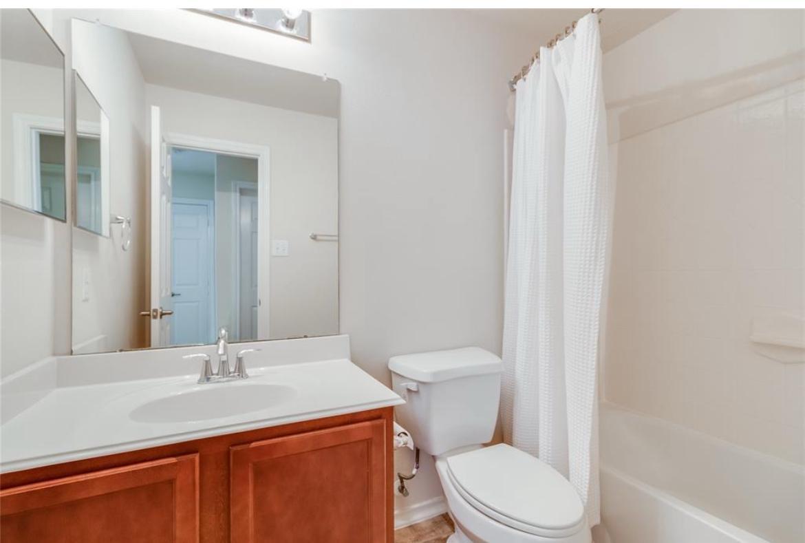 Shared bath - 38 Whitekirk Pl