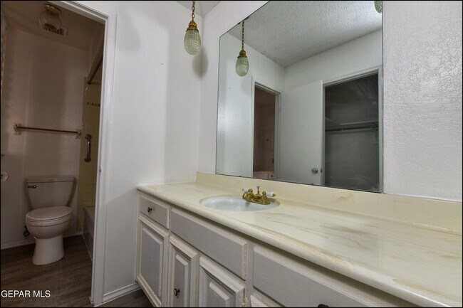 Building Photo - 6201 ESCONDIDO Dr