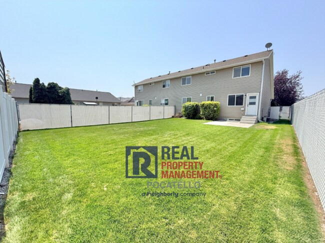 Building Photo - MOVE IN SPECIAL - 5 Bedroom 3.5 Bath Duplex - 2 car garag