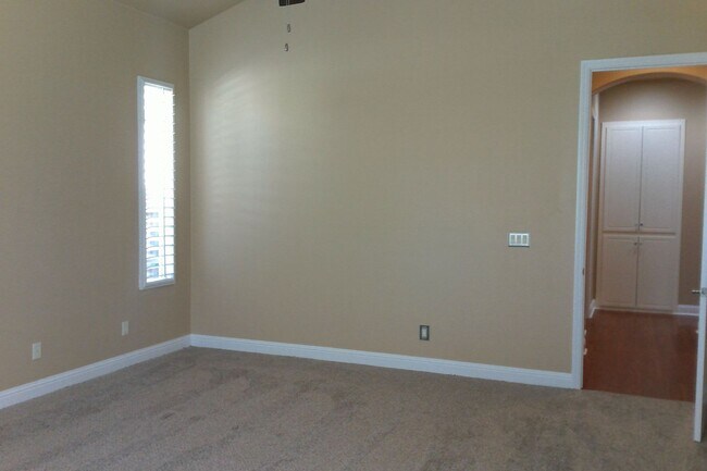 Building Photo - Beautiful 3 Bedroom 3 Bath home in Clovis