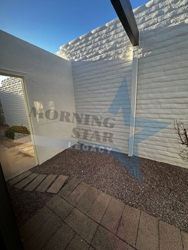 Building Photo - Large 2 bedroom with sunroom in immaculate condition.  Telshor neighborhood with garage!