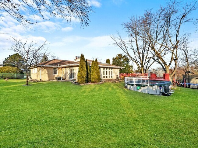 Building Photo - 8705 W 92nd Pl