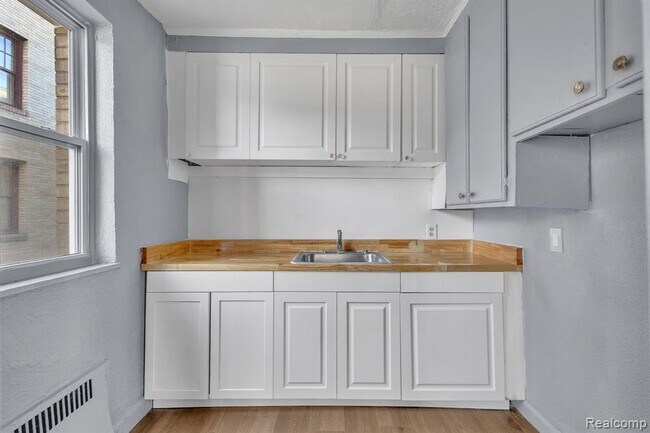 Building Photo - 17701 Manderson Rd