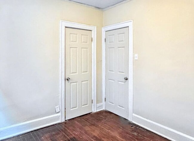 Building Photo - Adorable  3-Bedroom Duplex with Convenient...