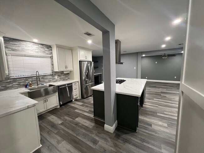 Building Photo - 317 Parkwood Dr