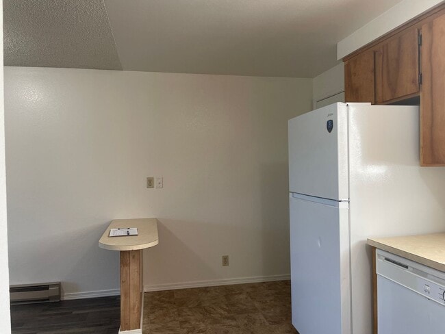 Building Photo - Nice Townhome-2 bed 1.5 Bath--Situated in the Friendly town of Grants Pass
