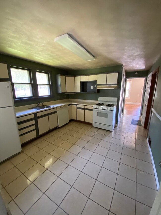 Building Photo - 2 Bed, 1 Bath w/ Den!  1200.00 Sq Ft.