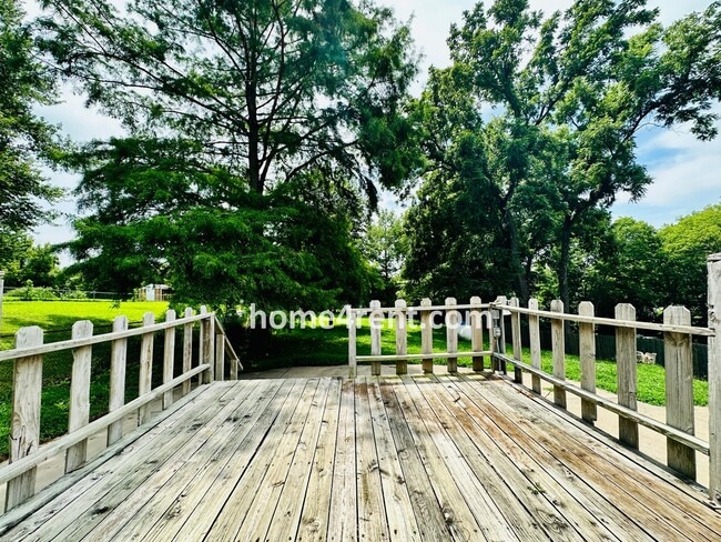 Building Photo - Fantastic Parkville Home and Updated Kitch...