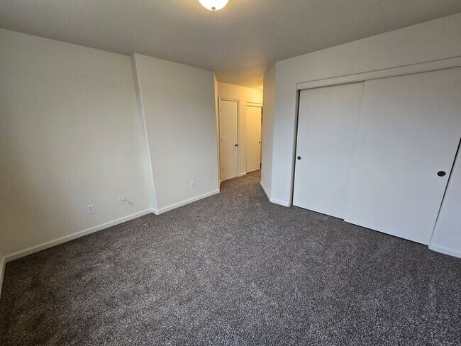 Building Photo - Updated 3-Bedroom Townhome in Dayton