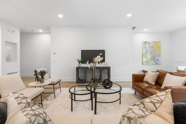 Building Photo - 218 Park Lake St