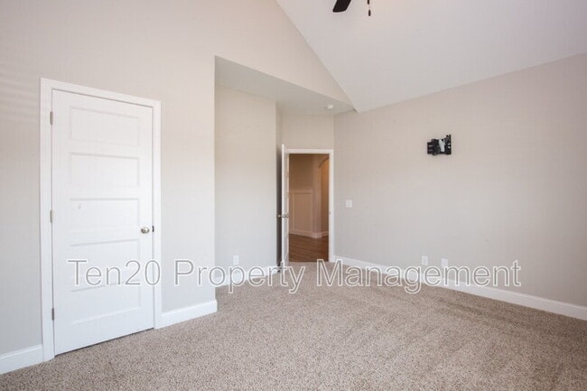 Building Photo - 9827 Yellow Pine Rd