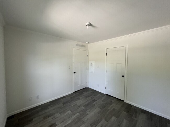 Building Photo - 5049 W Sawgrass Dr