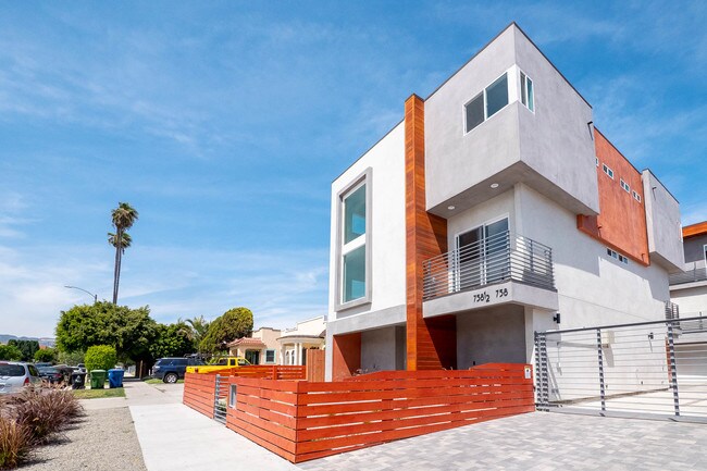 Building Photo - 756 N Ridgewood Pl