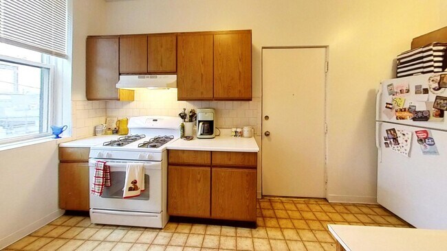 Building Photo - 1339 W Addison St