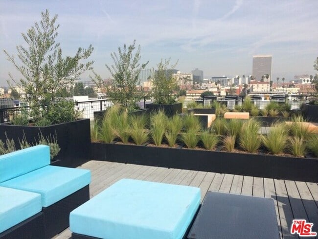 Building Photo - 1038 S Mariposa Ave