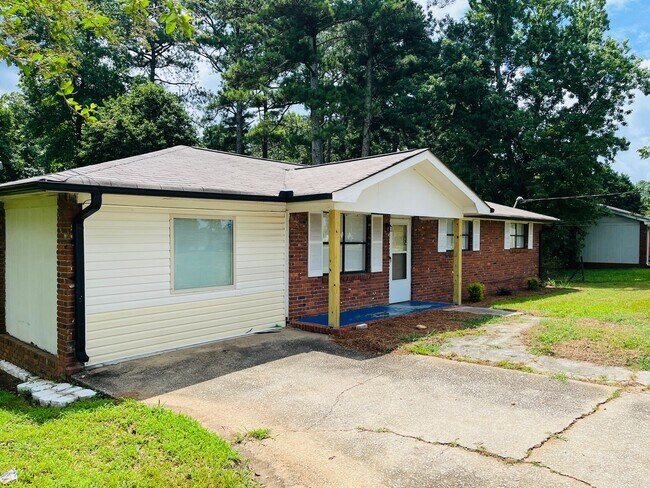 Building Photo - Wow! Check out this charming 4-bedroom, 1-...