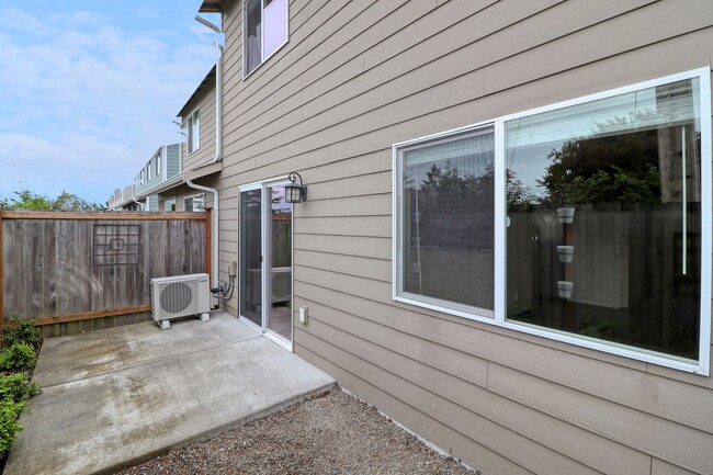 Building Photo - 3 Bed 2.5 Bath Townhome - A/C - Pet Friend...