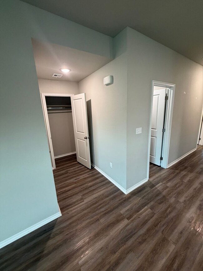 Building Photo - 3 Bed | 2 Bath Luxury Duplex