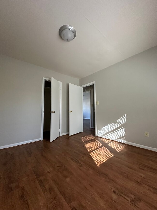 Building Photo - 2 Bedroom, 1 bathroom on the East-Side. Mo...