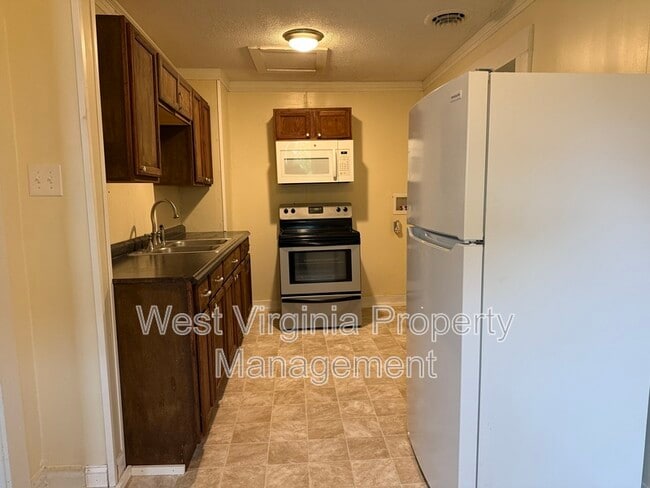 Building Photo - 204 7th St