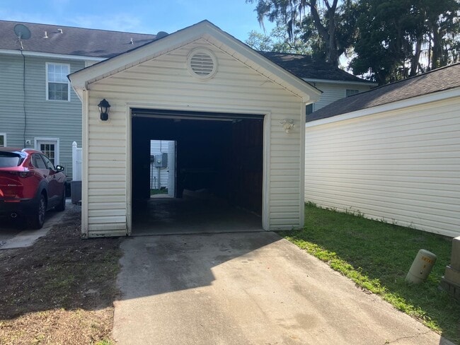 Building Photo - 3BR / 2.5BA @ Westbury Park