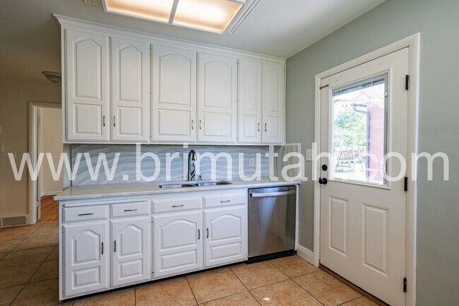 Building Photo - 30 W 1100 S