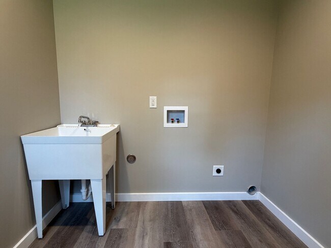 Building Photo - Leicester - Immaculate Three Bedroom with Huge Backyard