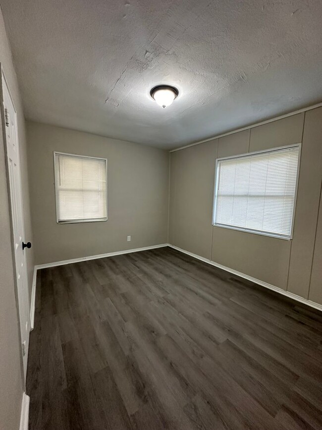 Building Photo - Newly remodeled 4 bed 2 bath home availabl...