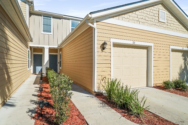 Building Photo - 727 Servia Dr